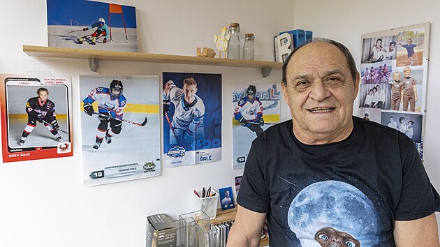 Milan Barto ve sv pracovn. Zdob ji fotografie jeho nadjnch hokejovch vnouat.