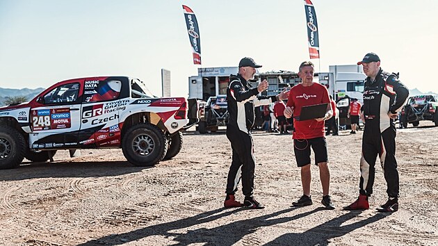 Tom Ouednek (vlevo) na porad ped startem Rallye Dakar 2024. Vpravo jeho navigtor David Kpal.