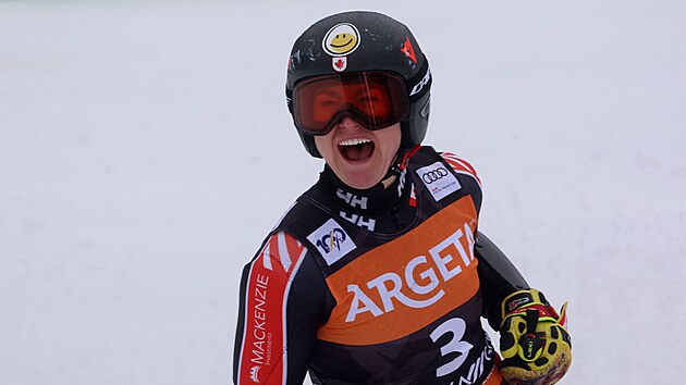 Kanadsk lyaka Valrie Grenierov po dojet do cle druhho kola obho slalomu v Kranjske Goe.