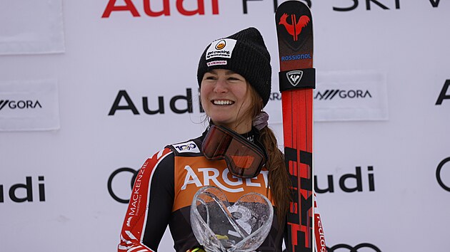 Kanadsk lyaka Valrie Grenierov na slavnostnm ceremonilu po obm slalomu v Kranjske Goe.