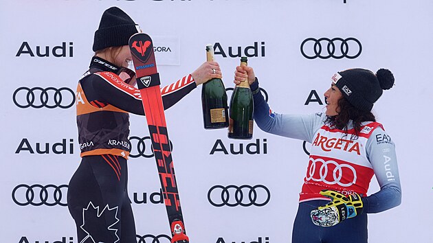 Kanadsk lyaka Valrie Grenierov se na slavnostnm ceremonilu po obm slalomu v Kranjske Goe raduje s Italkou Federicou Brignoneovou.