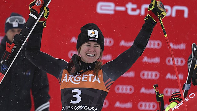 Kanadsk lyaka Valrie Grenierov se raduje z vtzstv v obm slalomu v Kranjske Goe.