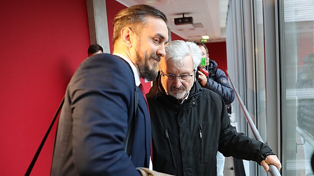 Obvodn� soud pro Prahu 8 dnes za�ne projedn�vat p��pad psychiatra Jana Cimick�ho. Ten je ob�alovan� ze �ty� zn�siln�n� a 35 p��pad� vyd�r�n�. (4. ledna 2024)