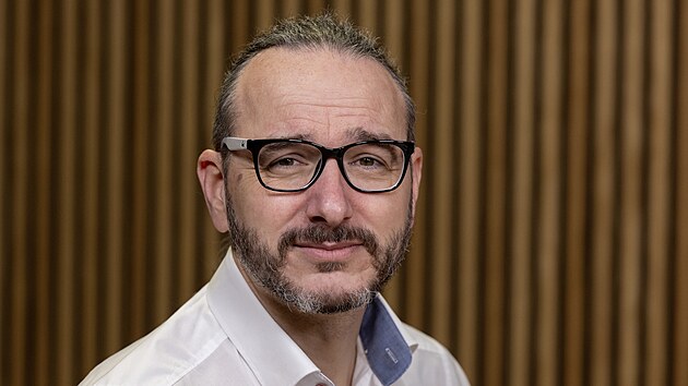 Hostem poadu Rozstel je Jakub Sznt, reportr esk televize, bval blzkovchodn zpravodaj.