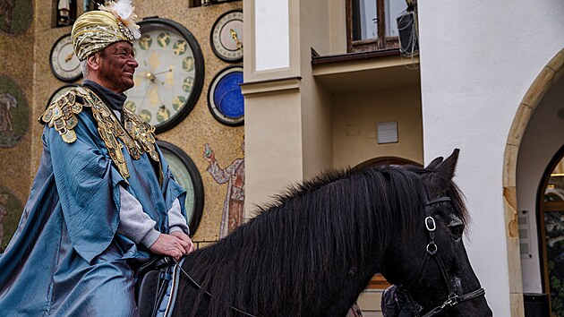 Prvn�mi koledn�ky v Olomouci se stali hejtman, prim�tor a biskup, kte�� na kon�ch v pr�vodu projeli centrem m�sta.