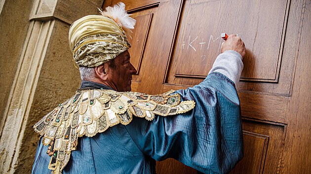 Prvn�mi koledn�ky v Olomouci se stali hejtman, prim�tor a biskup, kte�� na kon�ch v pr�vodu projeli centrem m�sta. Josef Such�nek p�e na dve�e znamen� K + M + B.