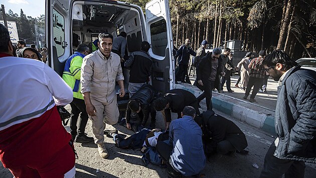 Lidé se starají o zraněné po výbuchu v íránském Kermánu. (3. ledna 2024)