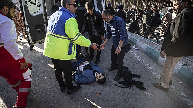 Lidé se starají o zraněného muže po výbuchu v íránském Kermánu. (3. ledna 2024)