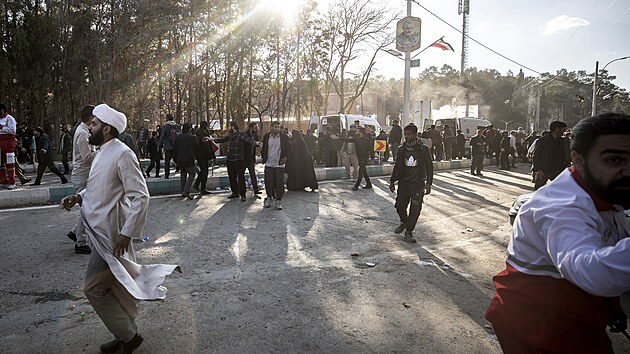 Lidé na ulici po výbuchu v íránském Kermánu. (3. ledna 2024)