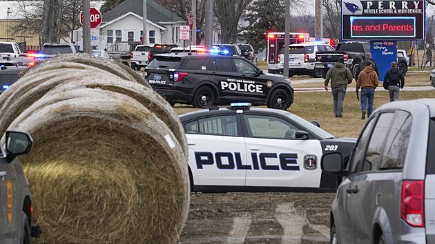 Policie zasahuje na stedn kole v Perry v americkm stt Iowa. (4. ledna 2024)