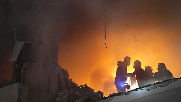 Hasii pracuj na mst vbuchu na jinm pedmst Bejrtu. Podle libanonskch mdi pi explozi zahynul pedstavitel hnut Hams Slih Arr. (2. ledna 2024)