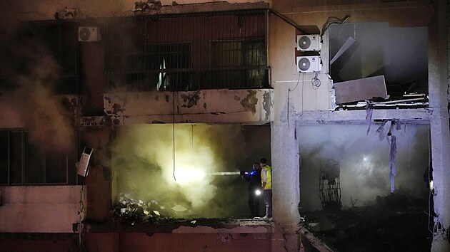 Hasii pracuj na mst vbuchu na jinm pedmst Bejrtu. Podle libanonskch mdi pi explozi zahynul pedstavitel hnut Hams Slih Arr. (2. ledna 2024)