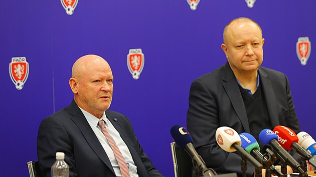 Nov trenr esk fotbalov reprezentace Ivan Haek (vlevo) na tiskov konferenci spolen s pedsedou FAR Petrem Fouskem.