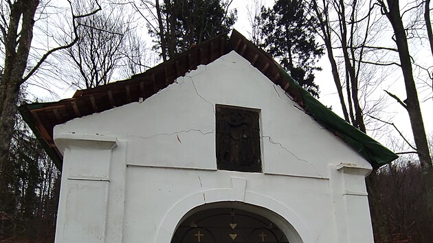 Barokn kapliku na Kemenku poniil spadl kmen stromu. Pokozen je stecha, ttov stna stavby i relif od sochae Frantika Blka.