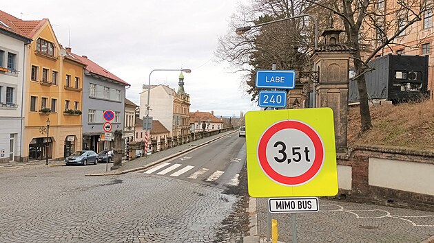 Most Ervna pindlera v Roudnici nad Labem. Nesmj na nj auta nad 3,5 tuny s vjimkou autobus. (3. ledna 2024)