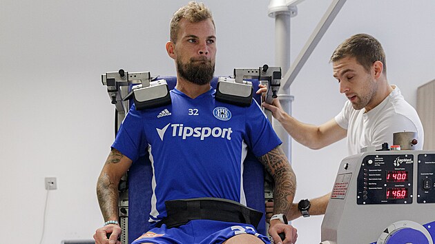 Kapit�n Sigmy V�t Bene� p�i fyzick�m testov�n�.