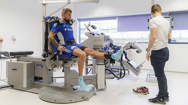 Kapit�n Sigmy V�t Bene� p�i fyzick�m testov�n�.