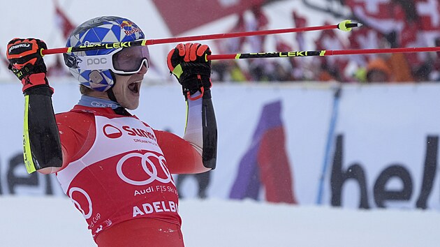 vcar Marco Odermatt se raduje z vtzstv v obm slalomu v Abelbodenu.