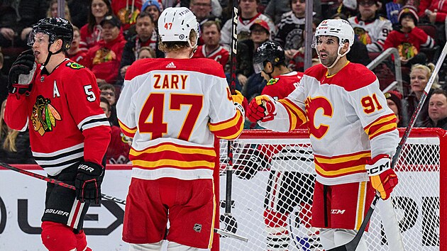 �to�n�k Nazem Kadri z Calgary (vlevo) slav� svoji trefu proti Chicagu.