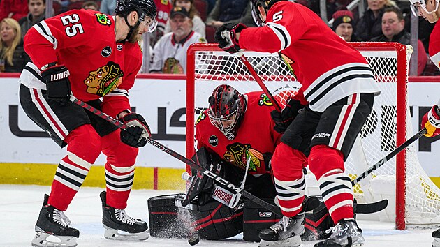 Brank�� Petr Mr�zek z Chicaga zasahuje.