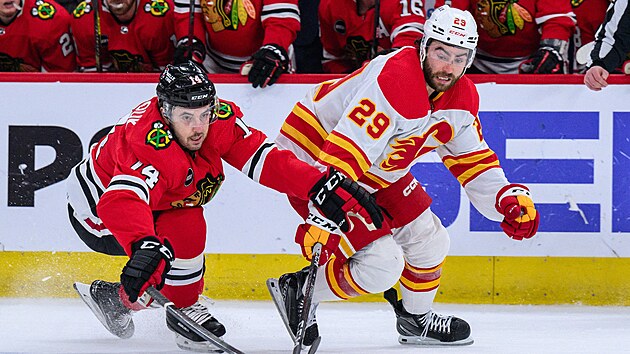Chicagsk� �to�n�k Boris Katchouk (vlevo) a Dillon Dube z Calgary
