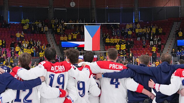 �e�t� junio�i si u��vaj� z�v�re�n� ceremoni�l po v�t�zstv� v utk�n� o bronz.