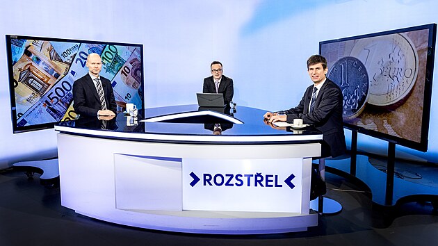 Host poadu Rozstel jsou Jan Bure (ekonom) a Radek picar (viceprezident Svaz prmyslu a dopravy R) sedc vlevo.