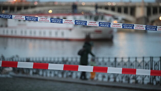 V Praze se kv�li zv��en� hladin� Vltavy zav�raj� n�plavky. (3. ledna 2024)