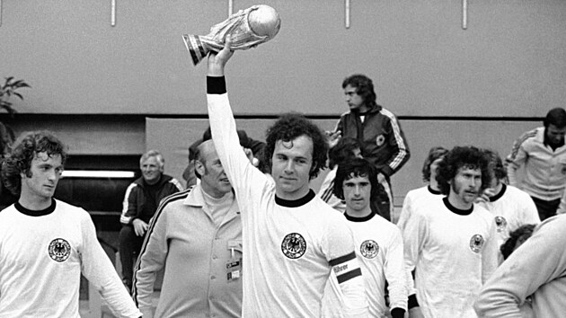 Franz Beckenbauer jako kapitn fotbalovch mistr svta (1974)