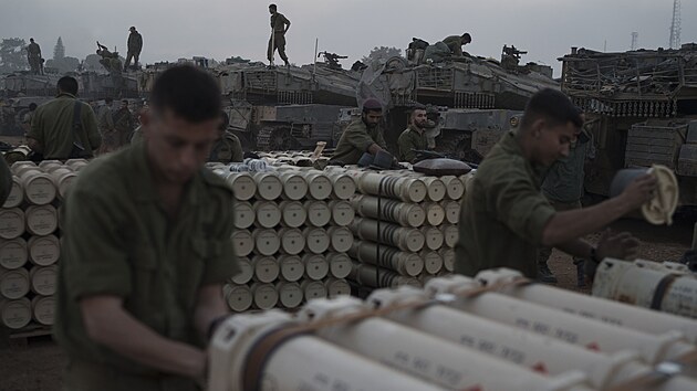 Izraelští vojáci z dělostřelecké jednotky ukládají tankové granáty. (1. ledna 2023)