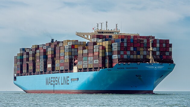Kontejnerová lo Maersk Hangzhou pluje v kanálu Wielingen v Nizozemsku (15....