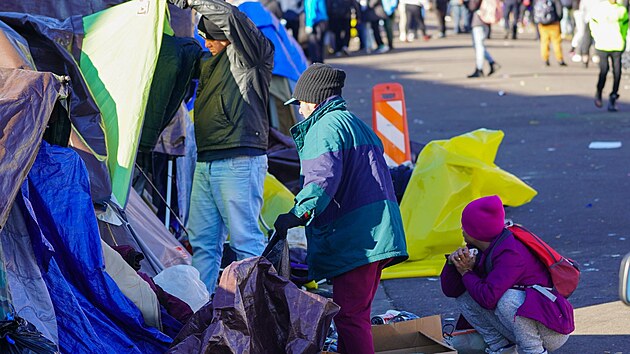 Migranti odchz ze zruenho neleglnho uprchlickho tbora v americkm Denveru. (3. ledna 2024)