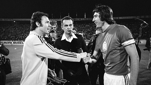 Kapitáni ped blehradským finále v roce 1976. Vlevo Franz Beckenbauer, vpravo...
