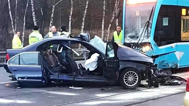 Ponien BMW a tramvaj po nehod nedaleko vodrny v Ostrav - Nov Vsi. (4. ledna 2023)