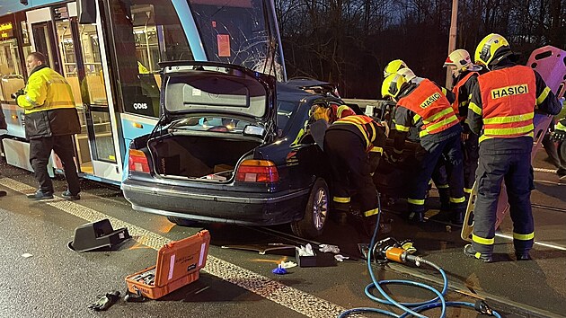 Tragicky stet vozu BMW s tramvaj v Ostrav, kter nepeil dvacetilet idi. (4. ledna 2023)