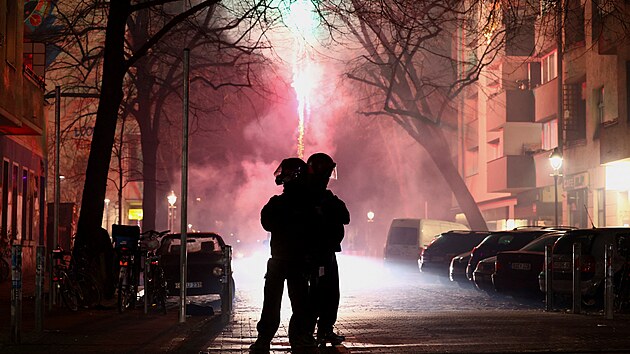 Novoron oslavy v Berln. Na podek v nmeck metropoli dohlely stovky policist. (1. ledna 2024)