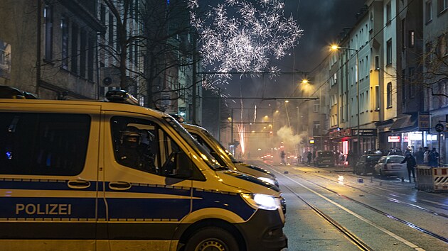 Novoron oslavy v nmeckm Duisburgu. Na podek dohleli policist. (1. ledna 2024)