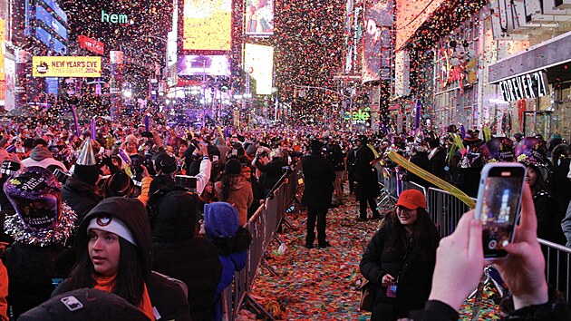 Novoron oslavy na newyorskm nmst Times Square (1. ledna 2024)