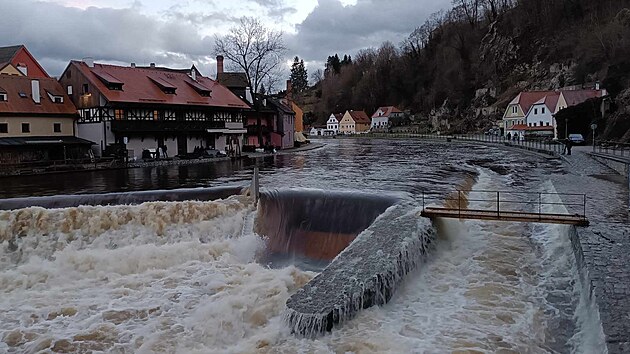 Tak vypad vodky oblben jez u Jelen lvky, kdy se Vltava v eskm Krumlov bl ke tetmu povodovmu stupni.