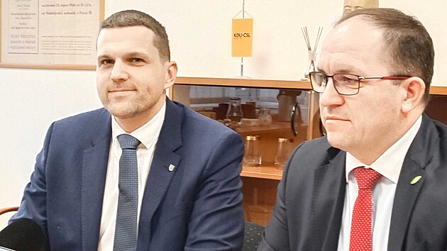 Ministr ivotnho prosted Petr Hladk a ministr zemdlstv Marek Vborn, oba za KDU-SL, na sndani s novini 9. ledna 2024