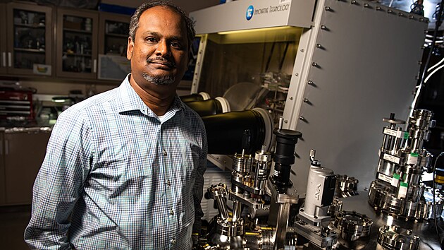 Vdec Vijay Murugesan fuje tmu, kter v laboratoi Pacific Northwest National studuje materily pro baterie budoucnosti ve spoluprci s firmou Microsoft