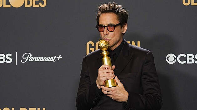 Robert Downey Jr. zskal v 81. ronku udlen Zlatch glb cenu za nejlep hereck vkon ve vedlej roli ve filmu Oppenheimer. (8. ledna 2024)