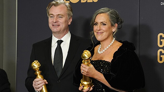 Christopher Nolan a Emma Thomasov pzuj v tiskovm sle s cenou za nejlep drama za snmek Oppenheimer na 81. ronku udlen Zlatch glb. (8. ledna 2024)