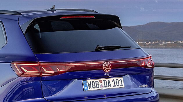 Nov verze VW Touaregu dostala v rmci pplatkovho paketu IQ Light erven osvtlen logo na zdi.