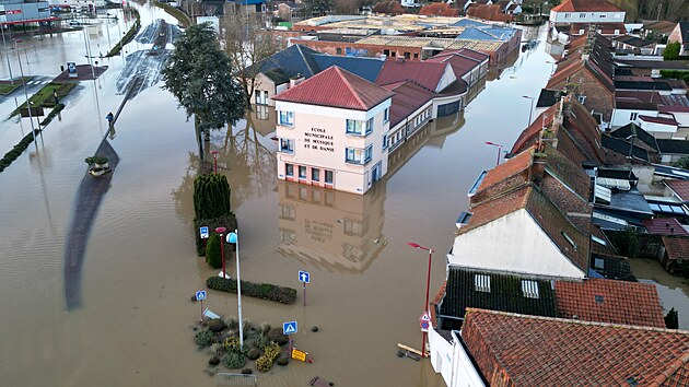 Zaplaven ulice po vylit eky Aa v Arques u Saint-Omer v severn Francii (4. ledna 2024)