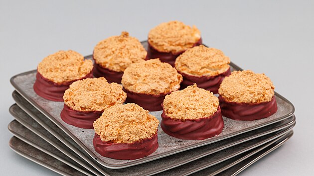 Dev�t pln�n�ch kokosek podle dan�ho receptu od M�i Landov�, to byla technick� v�zva, s n� se sout��c� museli poprat v 1. d�le.