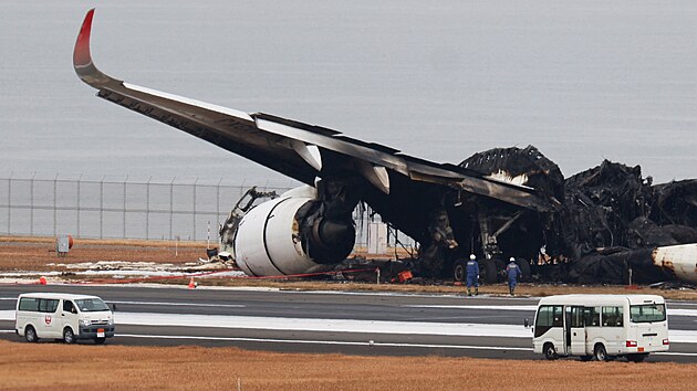Po nehod na letiti Haneda v Tokiu, kde zaal hoet po srce s jinm menm strojem Airbus A350 spolenosti Japan Airlines, zstaly na ranveji ohoel trosky stroje. (3. ledna 2024)