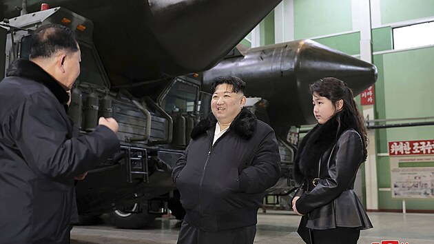 Severokorejsk vdce Kim ong-un s dcerou navtvil tovrnu na vrobu vojenskch vozidel. (5. ledna 2024)