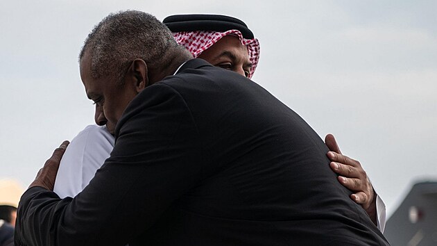 Americk ministr obrany Lloyd Austin a jeho katarsk protjek Chlid Attja se setkali na zkladn al-Udajd v Kataru. (19. prosince 2023)