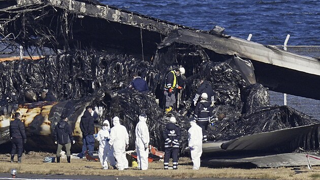 Ohoel trosky letadla spolenosti Japan Airlines zabraj jednu ze ty ranvej letit Haneda v japonskm Tokiu. (4. ledna 2024)